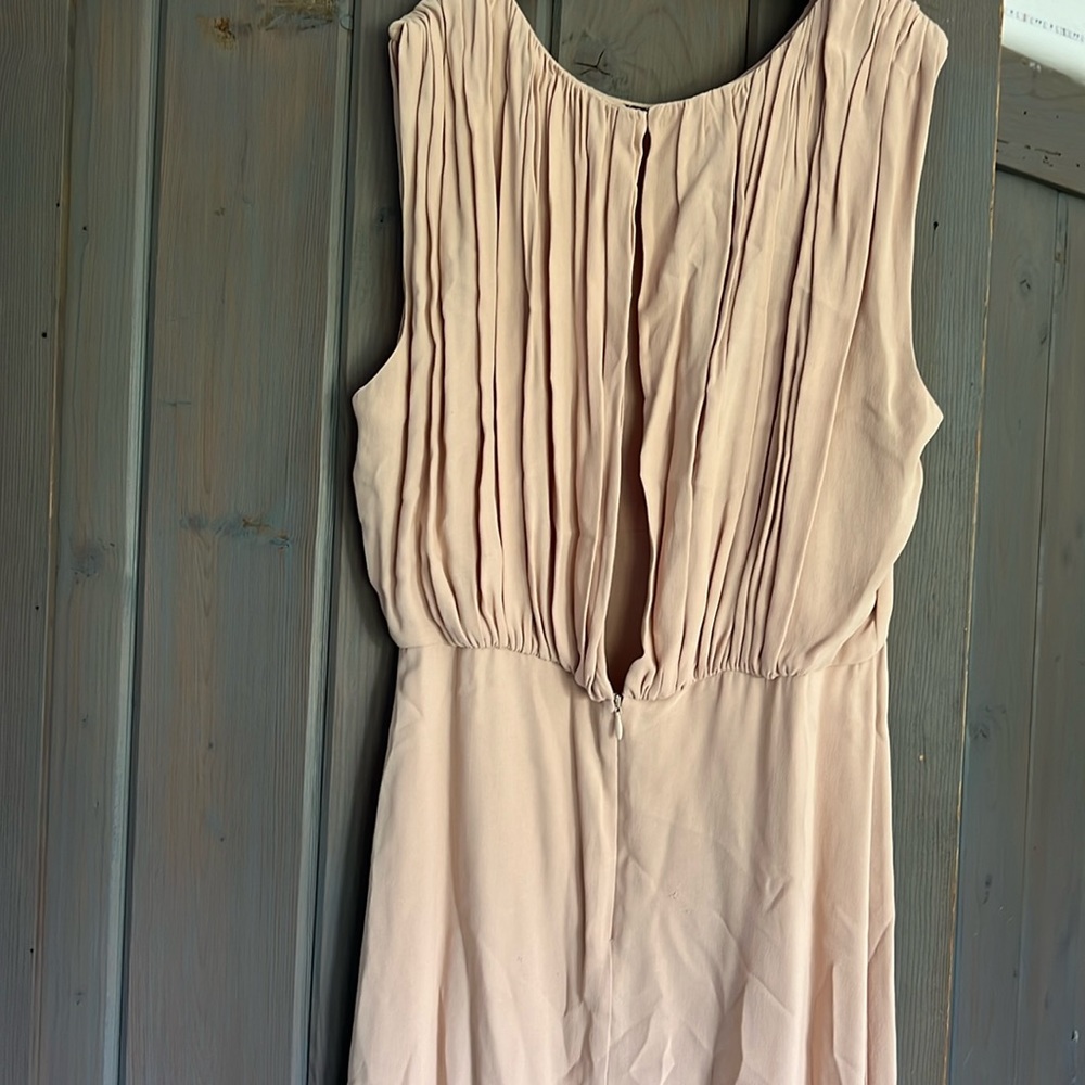 Beautiful sleeveless dress. Perfect for special occasions.